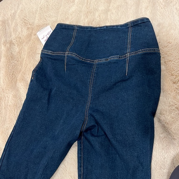 Size Medium: Vanilla Star Women's Juniors Tulip Waist Flare Jean - Picture 6 of 6